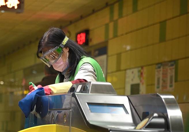 今（29）日开始为期9天的春节连续假期，新北环状线及淡海轻轨防疫措施不松懈。（捷运局提供）