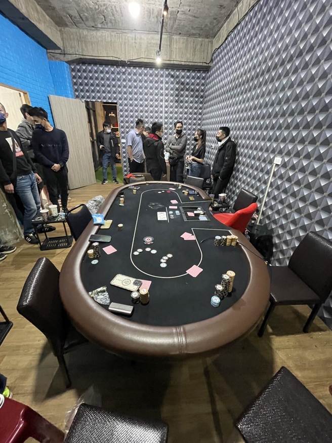 嘉義地下賭場拚年關，警方破獲時賭客戴口罩聚賭。（嘉義市警方提供）