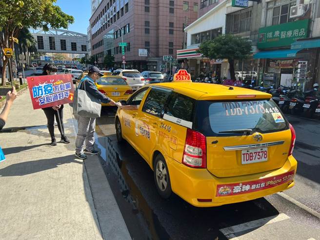 交通局在各大卖场、医疗院所等计程车排班车次多的地点加强防疫宣导，避免交通运输成为破口。（交通局提供／林欣仪台中传真）