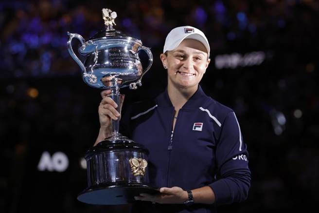 球后巴蒂驕傲的把澳網女單冠軍金盃留在墨爾本。（美聯社）