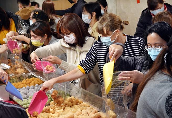 「台北市年货大街」迪化街，民眾抢办年货。（姚志平摄）