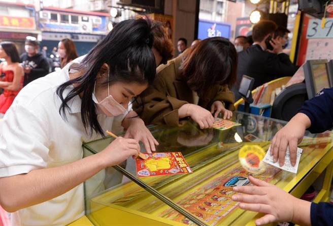 財經達人「股海筋肉人」統計市面上17款刮刮樂的可回收金額，發現售價200元的「台灣金讚」最值得買。（報系資料照/王德為攝）