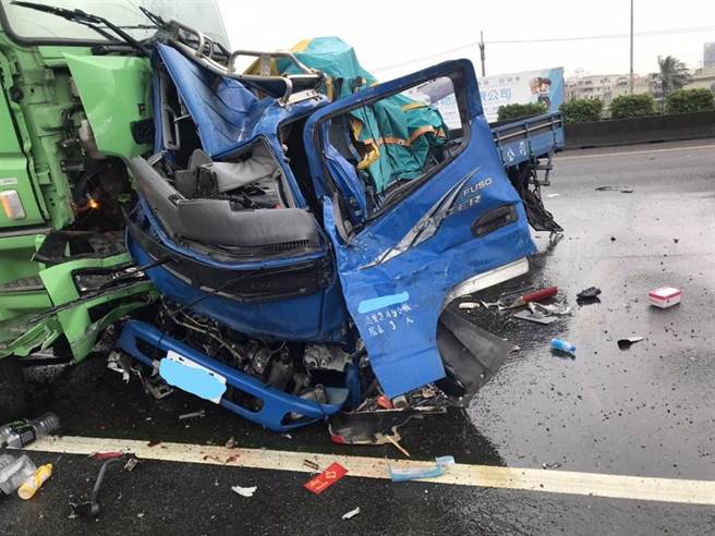 國道1號南下360.2K處，發現大小車連環追撞，相關肇事尚待釐清，案由岡山分隊處理中。（國道警方提供／林雅惠傳真）
