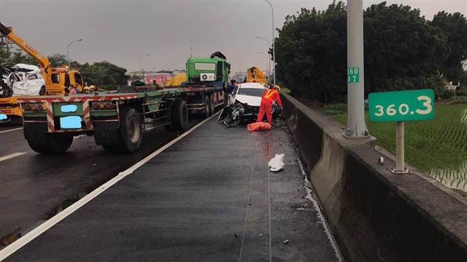 國道1號南下360.2K處，發現大小車連環追撞，相關肇事尚待釐清，案由岡山分隊處理中。（國道警方提供／林雅惠傳真）
