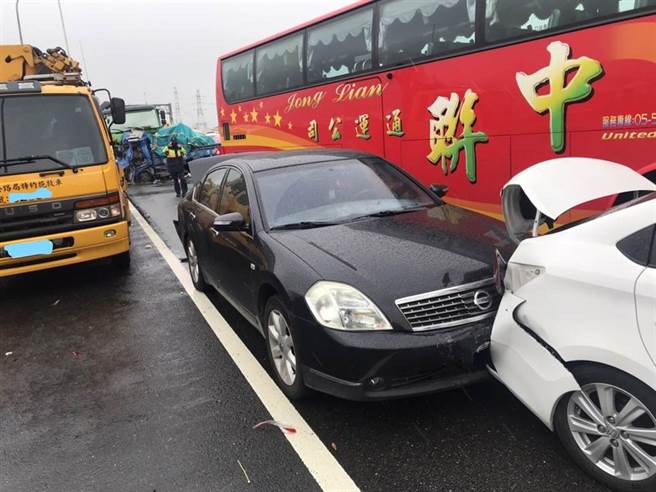 國道1號南下360.2K處，發現大小車連環追撞，相關肇事尚待釐清，案由岡山分隊處理中。（國道警方提供／林雅惠傳真）
