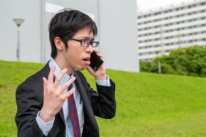 1名女网友日前收到公司offer，考量过后选择婉拒机会，没想到对方公司老板先是狂打5通电话，接着又写信骂她不守信用，称面试时已达口头协议，骂她没有道德。（示意图/Shutterstock提供）