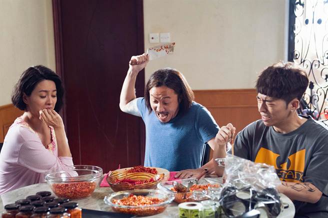 梁詠琪（左起）、鄭中基、呂爵安因疫情悶在家無聊，做起家傳自製辣椒醬的生意。（甲上提供）