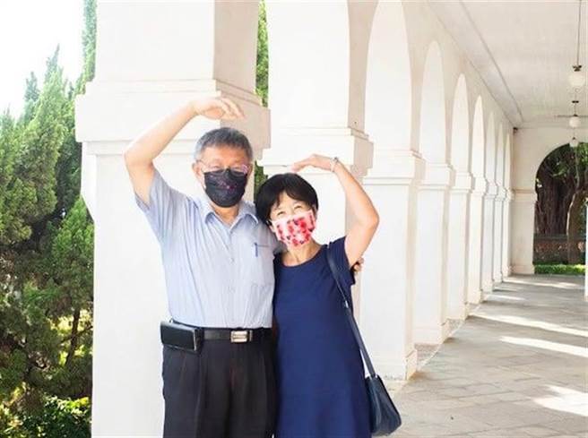 台北市长柯文哲（左）与妻子陈佩琪。（摘自陈佩琪脸书）
