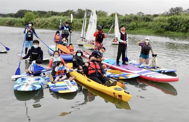 南投燈會在貓羅溪流域，可以體驗立式划槳。（南投縣政府提供／廖志晃南投傳真）