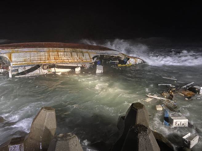 新北市石门草里渔港1艘「春吉八号」渔船今（29）因不明原因发生搁浅，船身侧翻在海面，许多物品飘在海面，警消上前时发现船上5人失踪，经救援已救出4人，但船长仍下落不明。（翻摄照片）