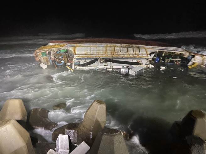 新北市石门草里渔港1艘「春吉八号」渔船今（29）因不明原因发生搁浅，船身侧翻在海面，许多物品飘在海面，警消上前时发现船上5人失踪，经救援已救出4人，但船长仍下落不明。（翻摄照片）