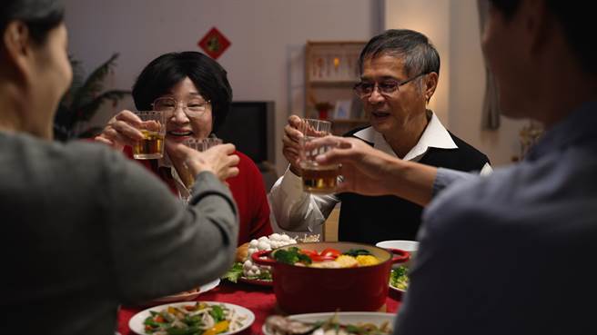 除夕这天10禁忌大公开，如果在这一天不小心打碎物品、拿剪刀、天亮前开箱柜都会导致破财。(示意图／Shutterstock)