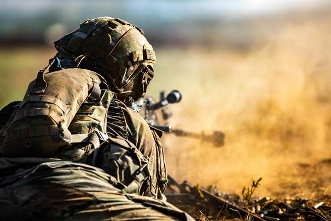 一名前伞兵在好莱坞战争片影响下加入美军，却发现战场与电影画面完全不同，且有大量老兵深受创伤后压力症候群之苦。（图／第82空降师脸书）
