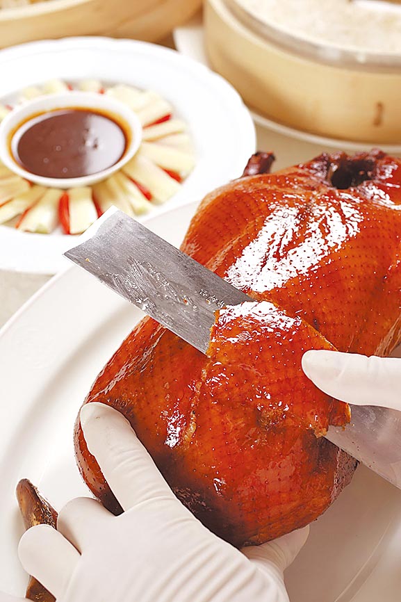 晶华酒店晶华轩招牌片皮鸭三吃每份2,980元，也在「买6,000送6,000全额回馈」餐点的选项当中。图／台北晶华酒店提供