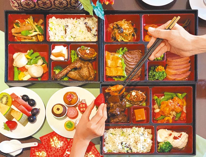 圆山饭店「迎新春国宴宝盒一泊二食住房专案」，含内容丰富的双人份双层圆山国宴宝盒，匯集歷届国宴菜色。图／圆山饭店提供