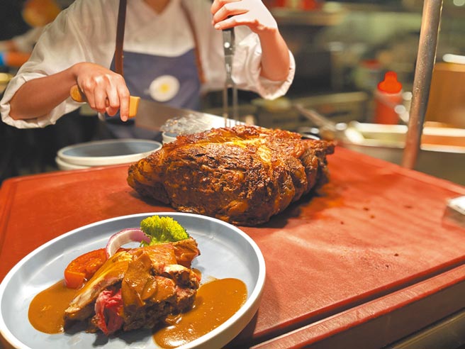 台北喜来登饭店「豪飨下午餐」一泊一食专案，「十二厨」自助餐厅提供现切炉烤牛排。图／台北喜来登饭店