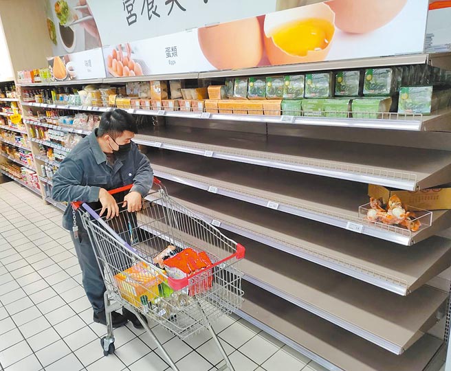 春节将至，年菜必备的鸡蛋却难买到，28日在北市的大卖场都买不到鸡蛋，只剩几盒皮蛋，货架上的鸡蛋全部被抢光。（郑任南摄）