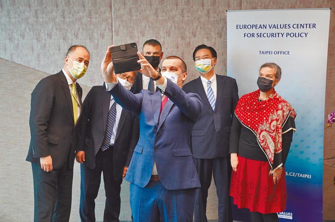 捷克智库欧洲价值安全政策中心（EVC）台北办事处28日下午举行开幕式， 欧洲价值安全政策中心负责人扬达（Jakub Janda，前）邀请外交部长吴钊燮（右二）、美国在台协会台北办事处长孙晓雅（右）等与会来宾自拍合影。（中央社）