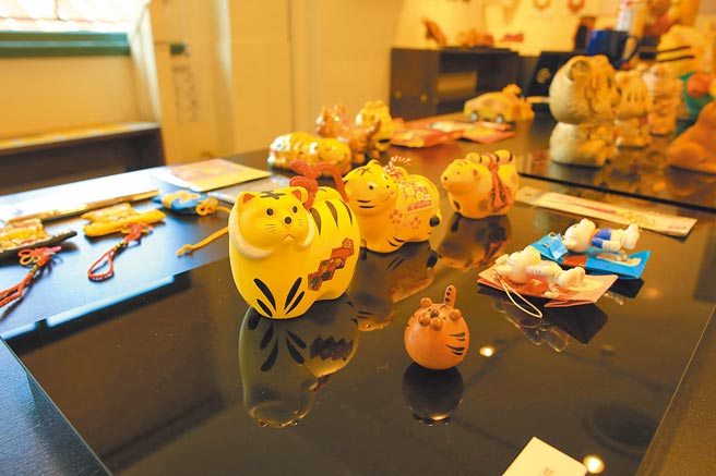 《虎年虎事》可见生活中有不少虎偶文创品。（迪化207提供）