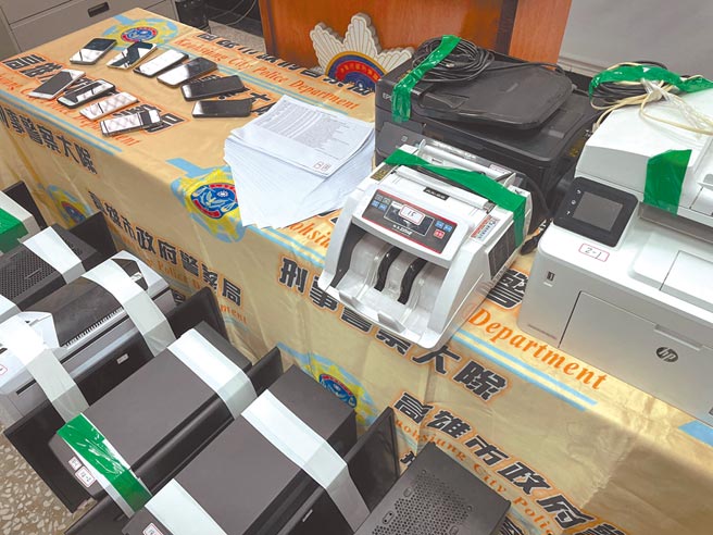警方于藏身在大楼内的签赌机房查扣电脑主机、工作手机、点钞机、传真机、帐册及签单等物证。（洪靖宜摄）