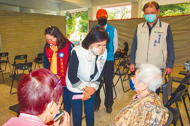 宜蘭縣長林姿妙（前中）28日前往礁溪跑馬古道接種站視察，盼透過設置快打站提高疫苗接種率。（宜蘭縣政府提供／李忠一宜蘭傳真）
