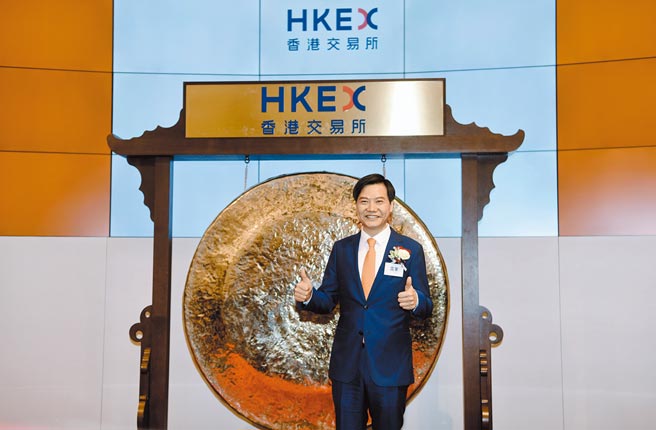 小米集团股价连续第5天下跌，昨日盘中股价最低报15.88港元，创2020年9月以来新低。图为2018年7月9日，雷军在小米在港交所挂牌仪式上留影。（新华社资料照片）