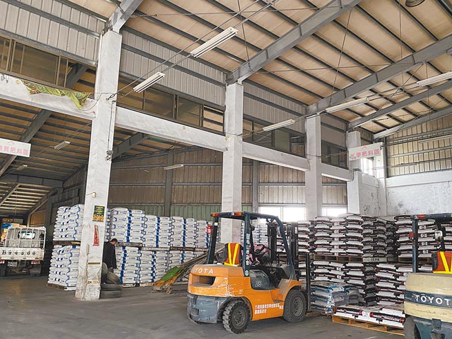 農委會實施肥料實名制政策，但有部分特殊農民卻為此受限，嘉義縣長翁章梁協助解套，圖為梅山鄉農會堆放肥料的倉庫。（張亦惠攝）