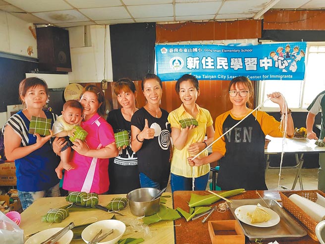 新向阳协会总干事宋氏梅（右三）至东山国小新住民学习中心教制作越式粽子。（潘羽姗提供／刘秀芬台南传真）
