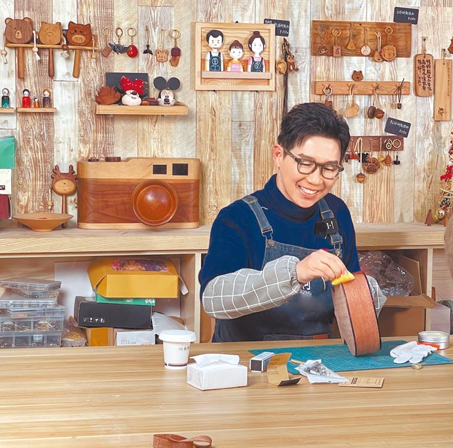 品冠不僅會彈吉他、烏克麗麗，日前也體驗了製作烏克麗麗的過程。（種子音樂提供）