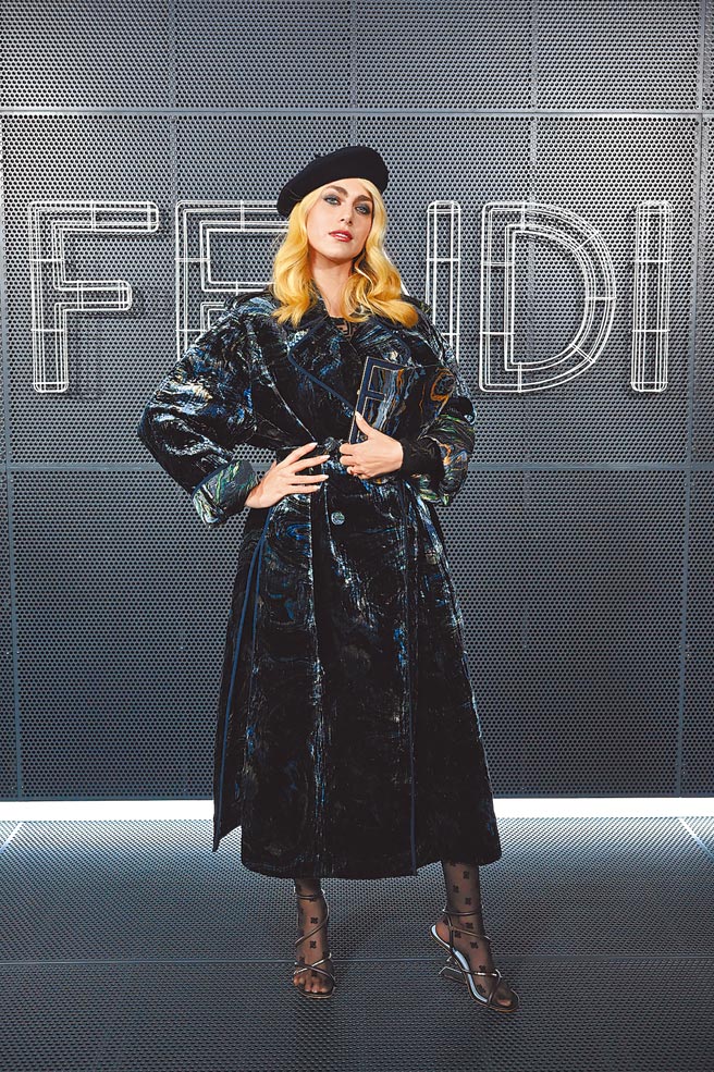 義大利女星Miriam Leone現身秀場。（Fendi提供）