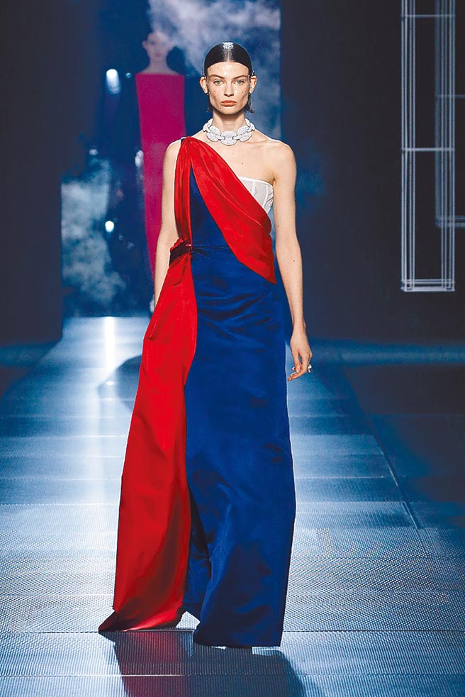 帶有古羅馬托加形影的服裝結構，帶來Kim Jones印象中的古羅馬身影。（Fendi提供）