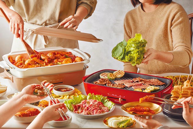 Bruno全新推出「欢聚款-加大型多功能电烤盘」，除了推出品牌经典红色款以外，更特别引进在日本高人气復刻版奶茶色。（Bruno提供）