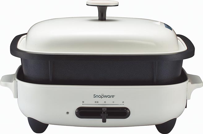 康寧Snapware SEKA多功能电烤盘，採平面发热板可让锅子均匀受热，更可自由搭配置换章鱼烧烤盘、鸳鸯锅等使用，附平煎烤盘，3980元。（康寧餐具提供）