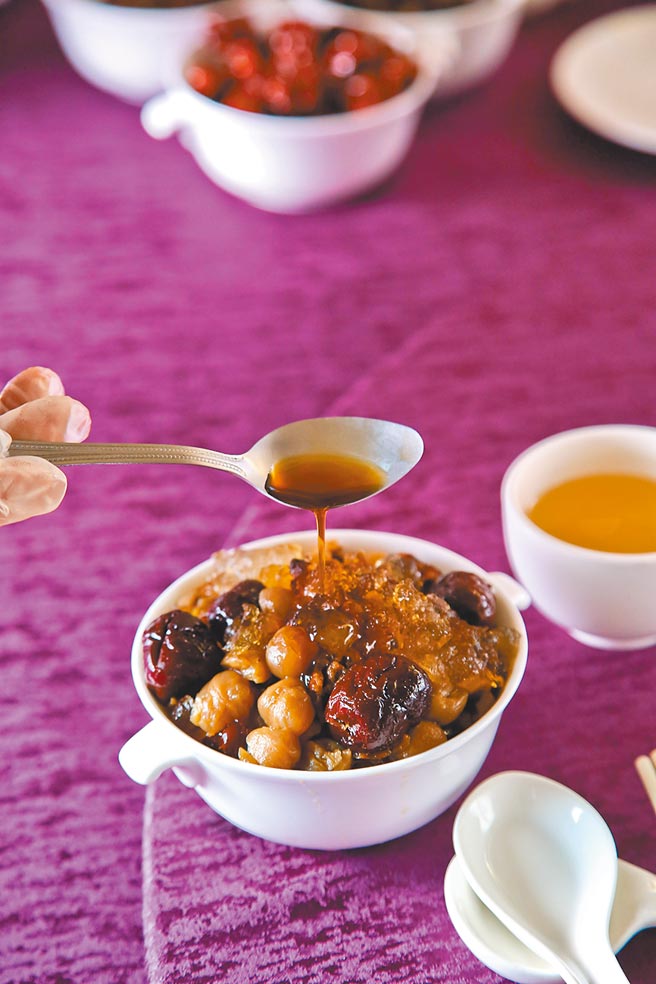 「桃胶桂圆红枣糖水」有养顏美容、促进新陈代谢的功效。（陈俊吉摄）