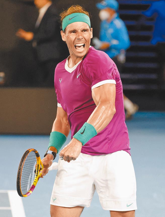 納達爾擊退義大利好手貝雷提尼，生涯第6度挺進澳網男單決賽後，興奮的揮拳歡呼。（路透）