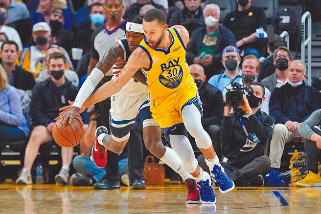 勇士後衛柯瑞（右）抄球發動快攻。（美聯社）