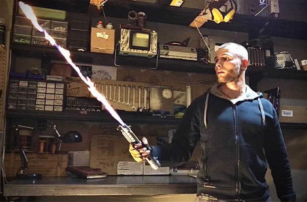 俄罗斯Youtuber艾瑞克‧贝尔肯完成第1把纯能量光剑。图/Alex Burkan(photo:ChinaTimes)