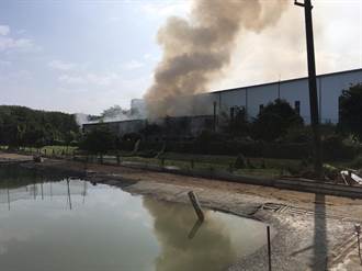 高雄鐵皮屋倉庫起火狂燒40分鐘濃煙竄天 財損粗估50萬