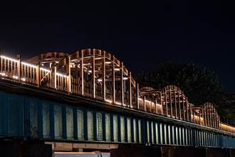 花蓮歷史建築「曙光橋」夜晚點燈 光影交疊產生歷史美感