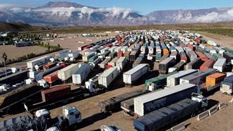 大排長龍等採檢 逾3000輛卡車困阿根廷智利邊境