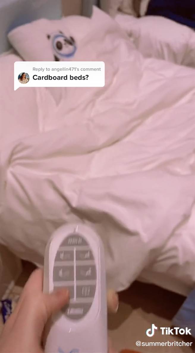 美国女将布里秋展示北京冬奥床铺的遥控器。（翻摄自网路@summerbritche）