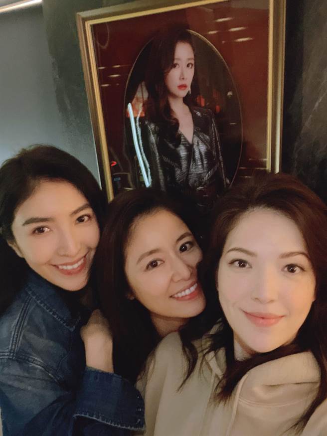 杨谨华(左)、许玮宁替林心如庆生。（图／取材自Ruby林心如脸书）