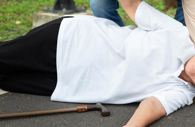 新北市新店区30日清晨发生老妇不明原因倒卧马路，遭货车辗过不治意外。（示意图非当事人，达志影像/shutterstock）
