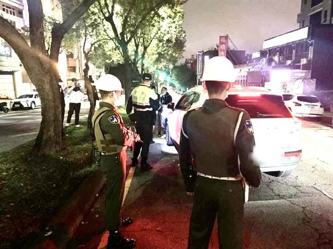 台中市警方藉由武裝憲兵的支援，展現強勢執法作為，保護民眾安全。（民眾提供／盧金足台中傳真）