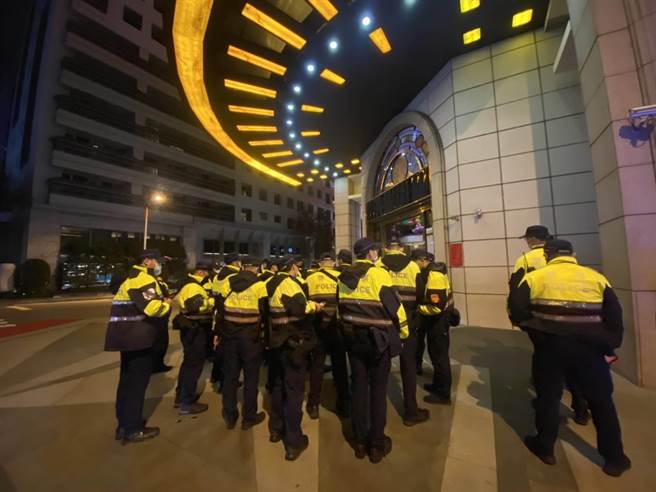 台中市警察局第六分局臨檢KTV、夜店等營業場所，憲兵指揮部台中市憲兵隊也參與聯合執行擴大臨檢勤務。（民眾提供／盧金足台中傳真）