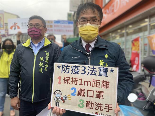 台南市长黄伟哲（右）今早视察归仁市场防疫。（曹婷婷摄）