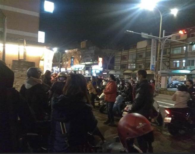 和美国中学务处昨晚紧急通知国中三年级13个班级的师生，全数到校进行PCR筛检，校外挤满等候的家长。（民眾提供／谢琼云彰化传真）
