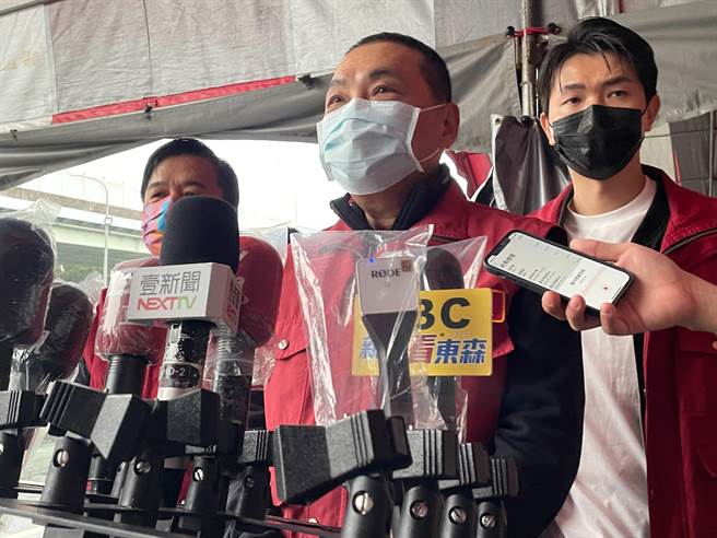 新北市長侯友宜今（30日）上午8時許前往江翠採檢站視察防疫計程車隊，同時慰勞辛苦的司機們。（葉書宏攝）