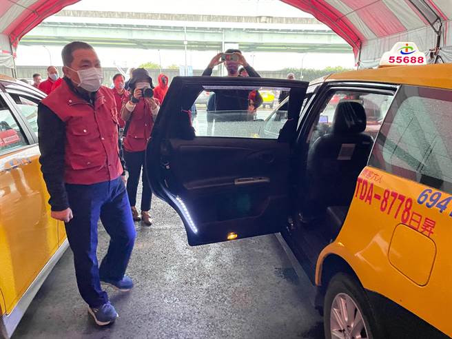 新北市長侯友宜今（30日）上午8時許前往江翠採檢站視察防疫計程車隊，同時慰勞辛苦的司機們。（葉書宏攝）