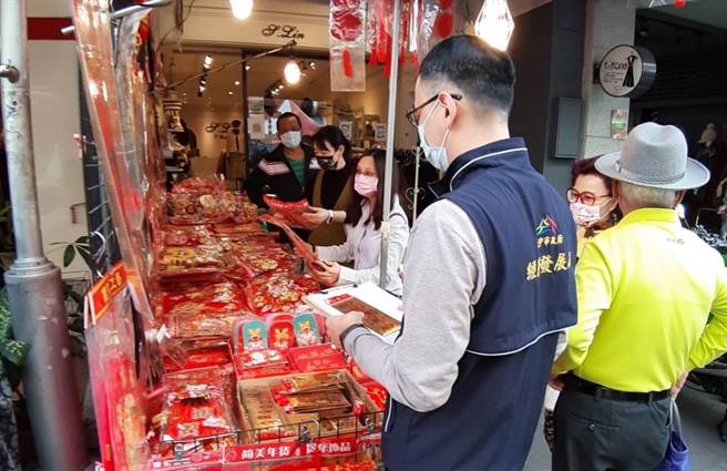 台中市府持續於賣場、年貨大街、觀光景點等執行商品標示查核。（台中市府提供／盧金足台中傳真）